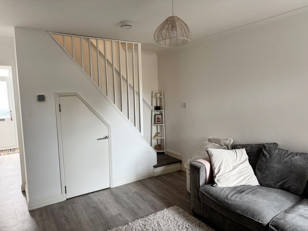 Lot: 149 - TWO-BEDROOM MID-TERRACE HOUSE FOR INVESTMENT - Rear reception room
